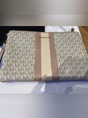 Michael kors wristlet